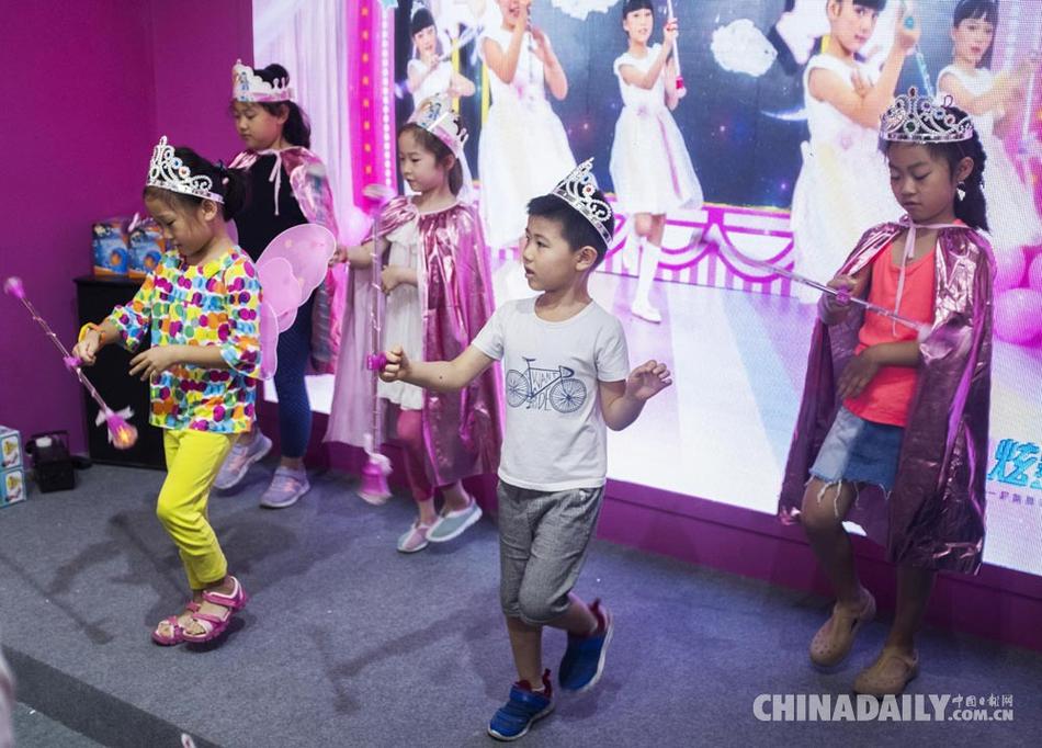 女厕偷拍妇女尿尿
