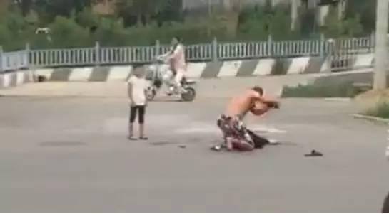 男子當(dāng)著兒子面街頭殺妻 又劫車逃跑出車禍