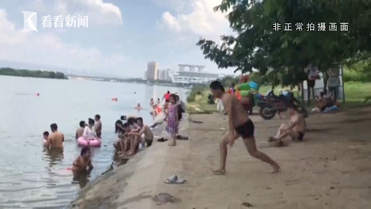 灞河内上百人违规野泳 任性家长带娃下水称：人的命天注定