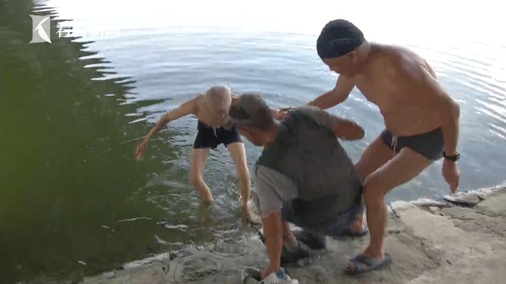 灞河内上百人违规野泳 任性家长带娃下水称：人的命天注定