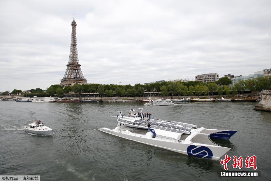 全球首只零排放绿色能源船驶过塞纳河