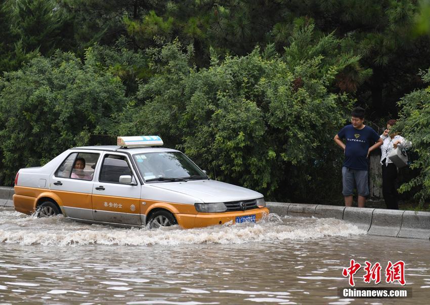 长春暴雨引发城市内涝 汽车泡水中