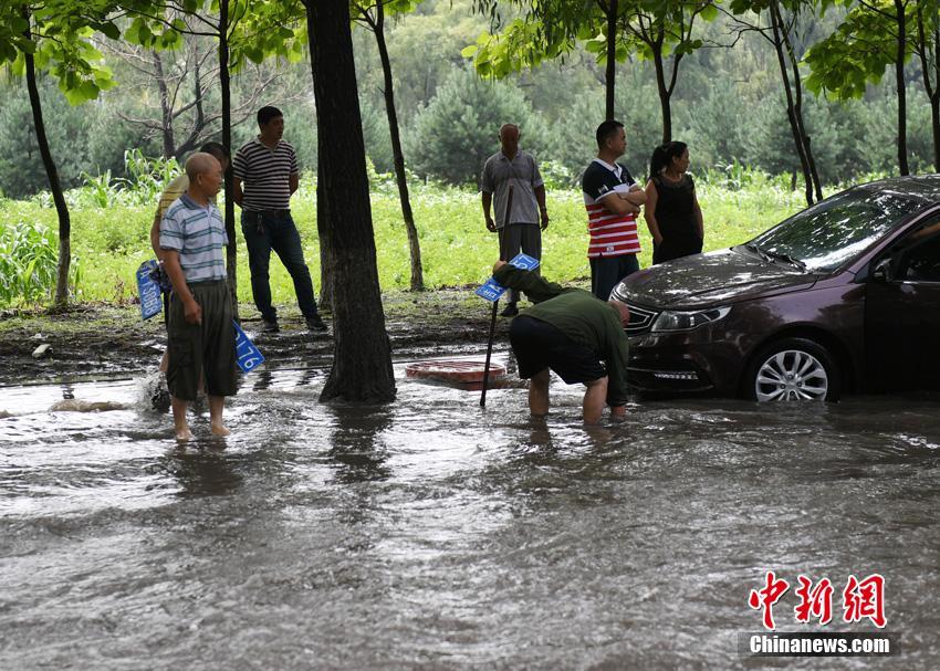 长春暴雨引发城市内涝 汽车泡水中