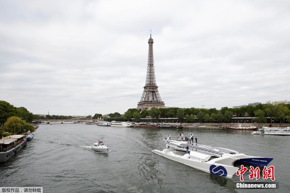 全球首只零排放绿色能源船驶过塞纳河