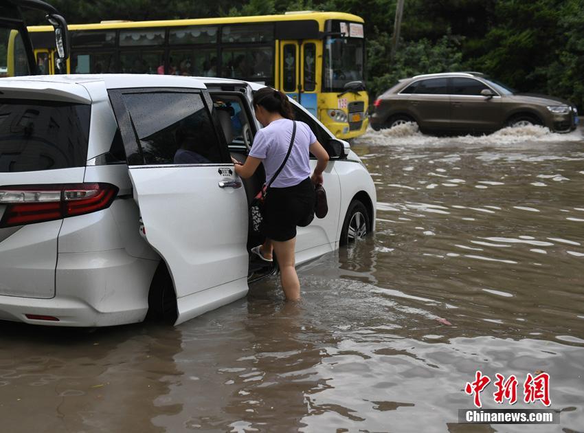 长春暴雨引发城市内涝 汽车泡水中