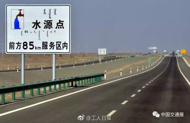 扒下内裤露出打嫩嫩的屁股