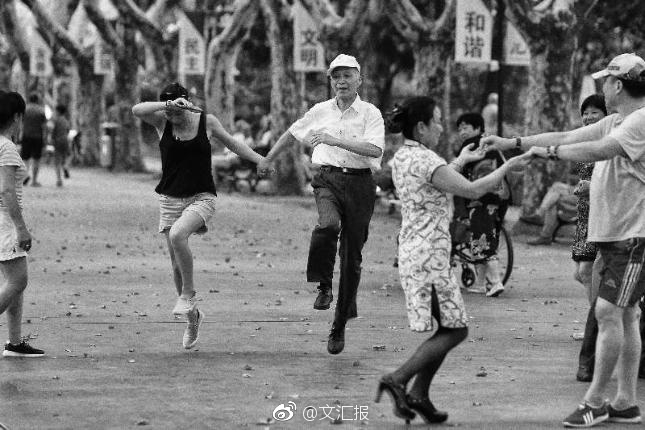 老太婆脱了裤子让我玩