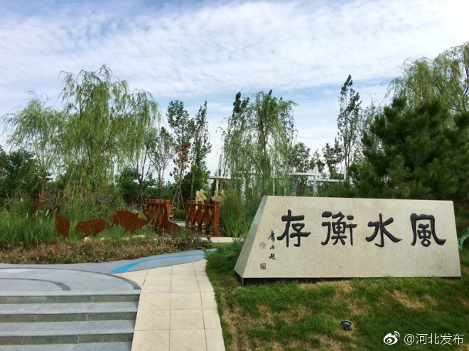 魅魔被当众调教扒开屁股抽打