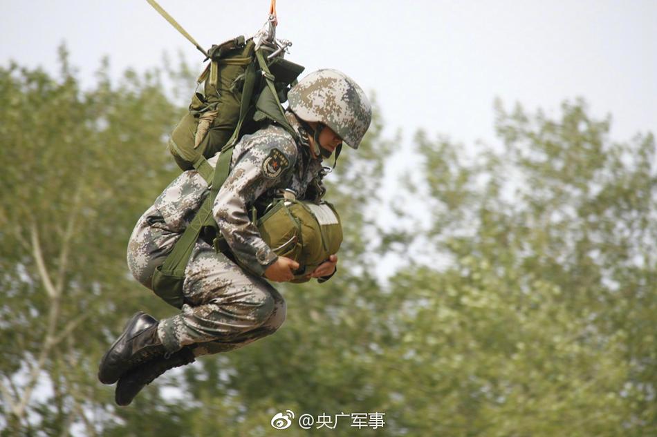 女人扒开屁股让男人捅