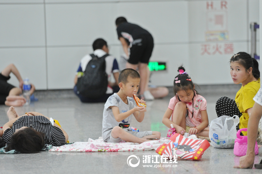 一小孩和妈妈摘萝卜不盖被子(黄)