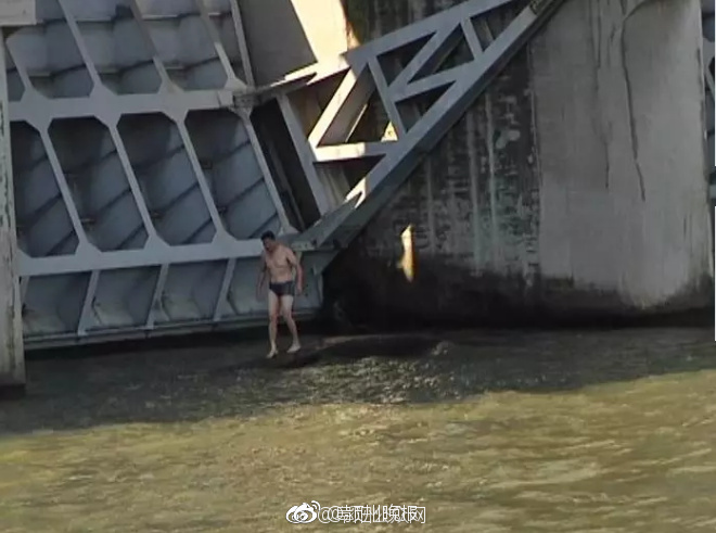 少萝自愿裸体
