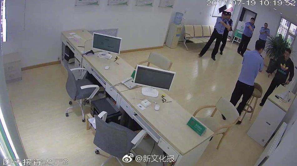 白丝校花自慰