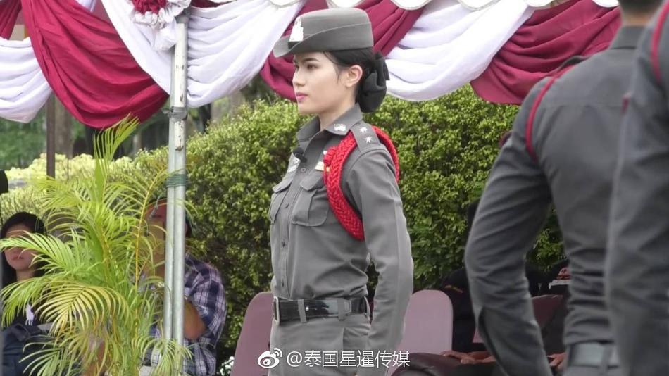 处女第一次交三级黄色片