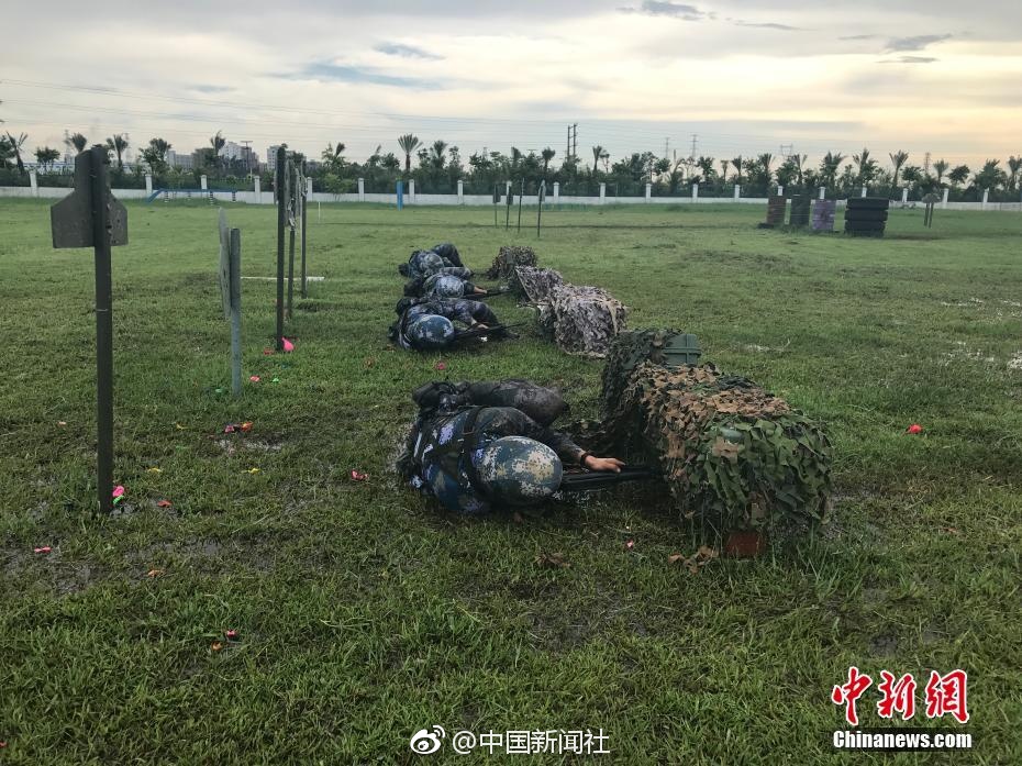 女仆露 给客人玩