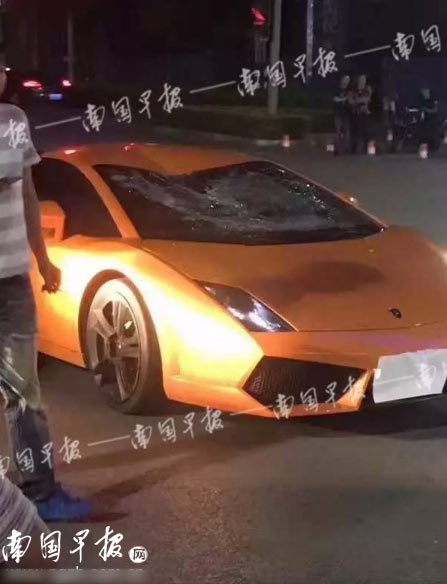 女人洗澡沐浴露全身
