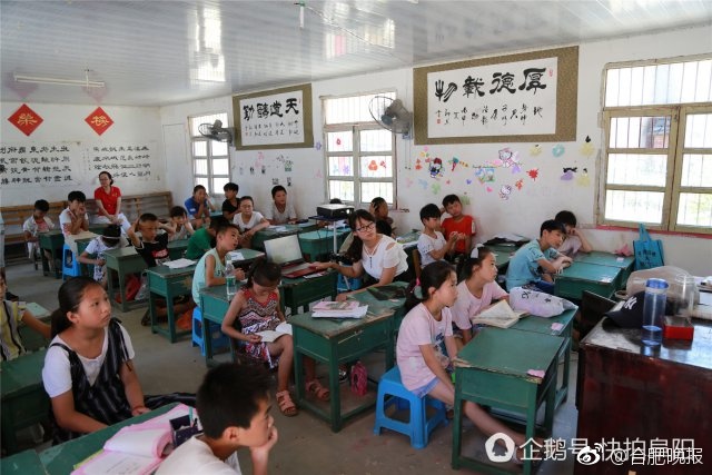 一个吃奶一个添下边18禁