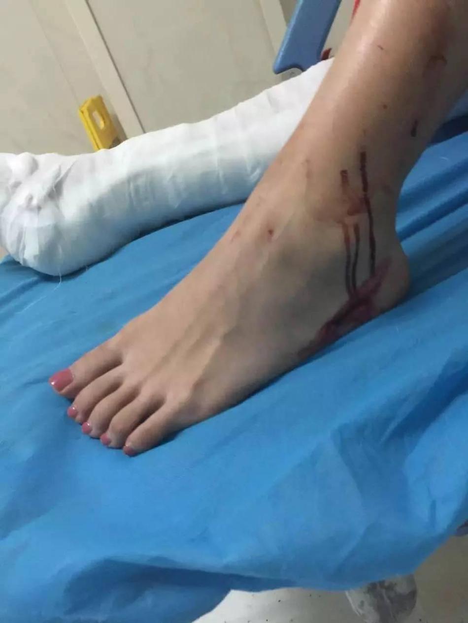 白丝小乔 扒腿爽出白色液体