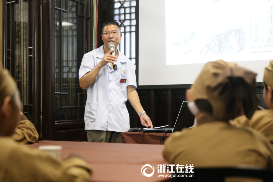 白丝校花被 狂揉大胸游戏