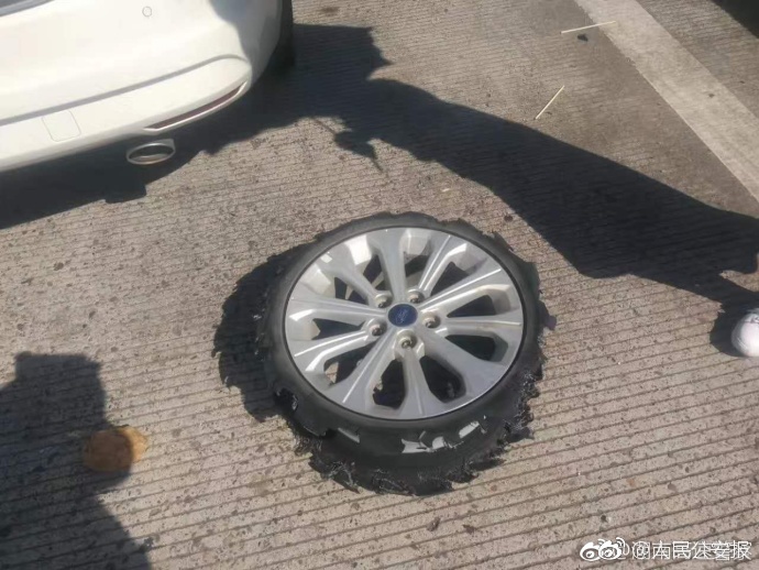 老人做交易森林现场