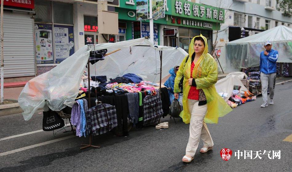 美女露出奶头扒开尿口