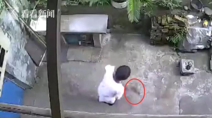 美女露出奶头扒开尿口