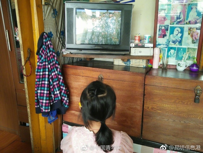 惩罚女朋开 跪着让客人玩弄
