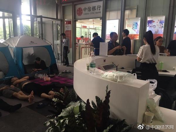 美女 光屁屁 撞胸
