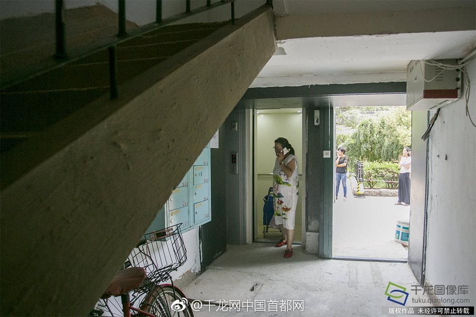 玩弄OL丝袜高跟秘书