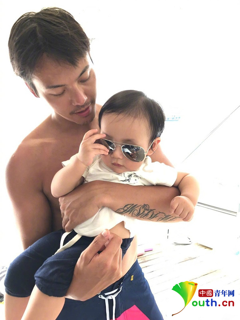 男人的 伸到 屁股