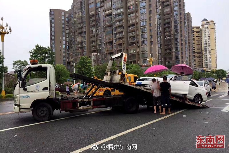 白丝少萝疯狂 喷水自慰