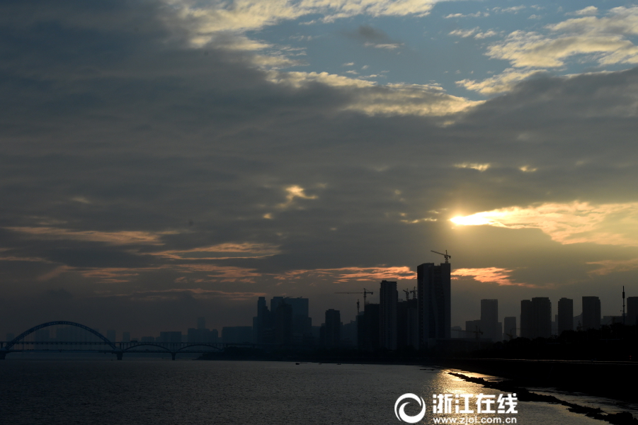 露出小奶头   动漫