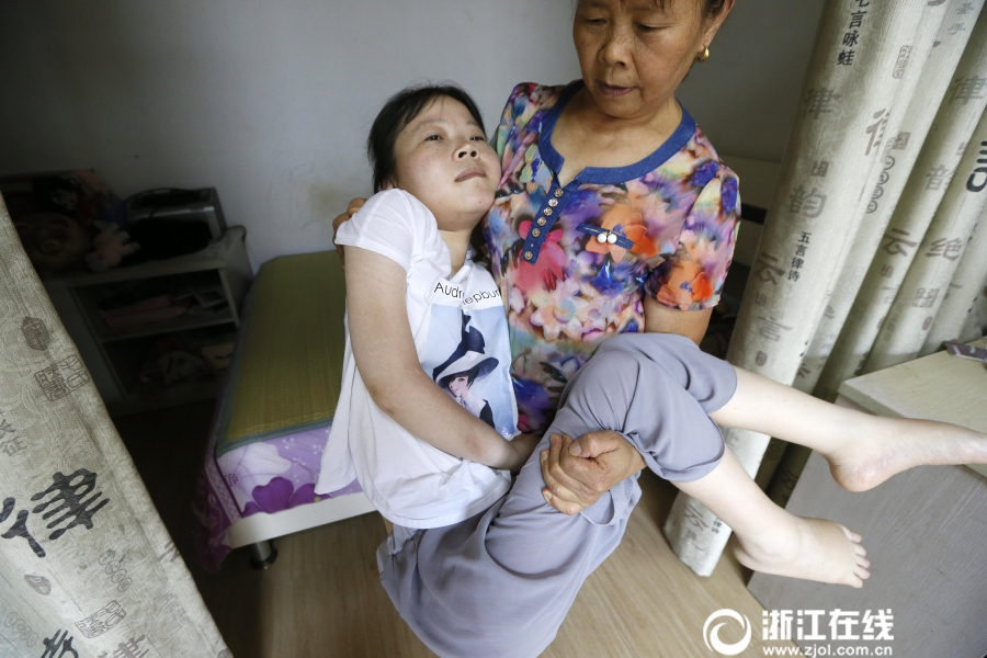 女性脱 给我揉 的拉屎动漫