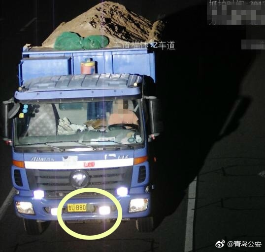 近日,@崂山交警 加大了对夜间时段大货车、渣土车的管控力度,对每日夜间23时至次日6时通过辖区所有卡口的大型车辆信息进行筛选,找出驶入禁行区域、超宽、超高、违法载人等违法车辆,故意遮挡号牌等交通违法行为无一漏网。