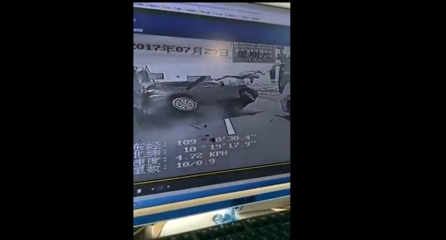 女生扒开尿口让男生桶