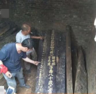 他撕开我奶罩揉吮我奶头A片