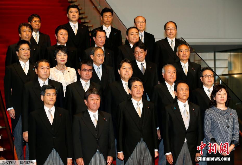 人妻走光