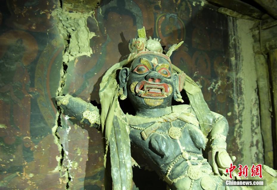 护法殿内发现的残损佛像雕塑。