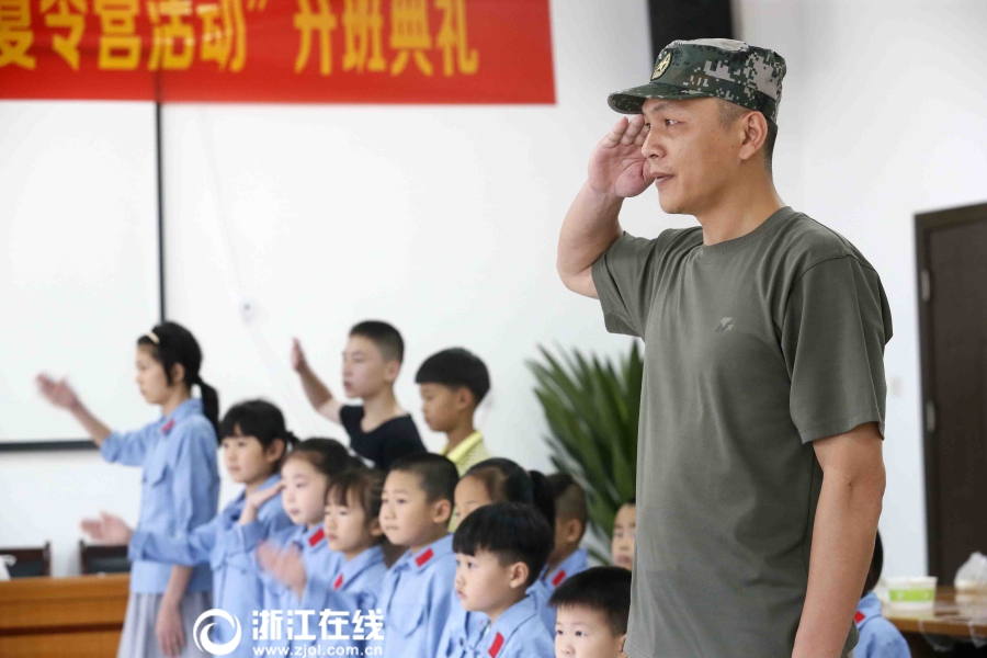 莫妮卡在厨房被c高潮gif