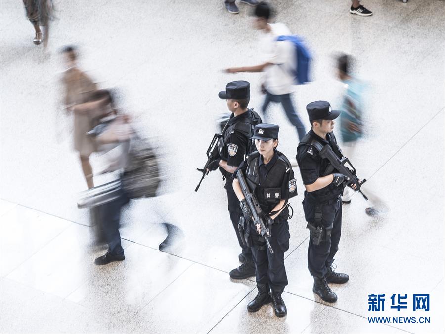 在公车上露着奶被男人玩