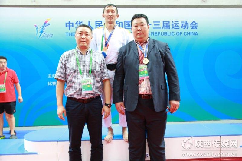 偷拍妇女喝多睡觉走光