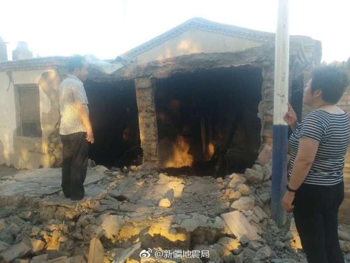 4个黑人玩一个中国女明星