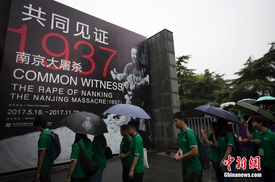 他掀开裙子舌头伸进去看视频