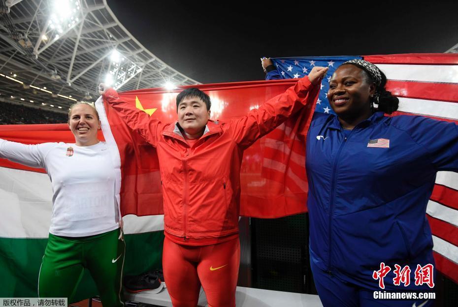 五六个变态玩弄尿孔