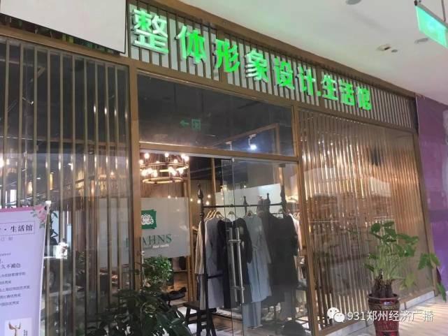 公车上双乳被两男人夹击电影