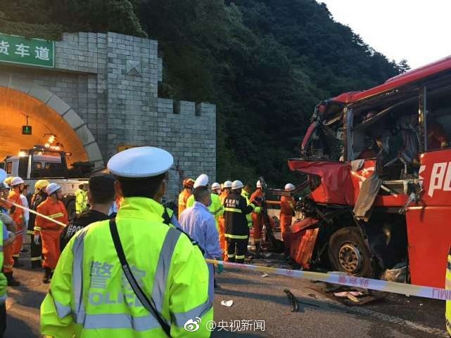 两男吸乳一女奶动态图