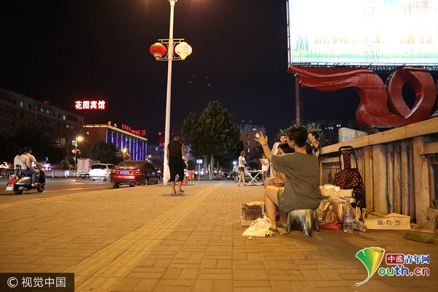两领导在车上吃我的奶