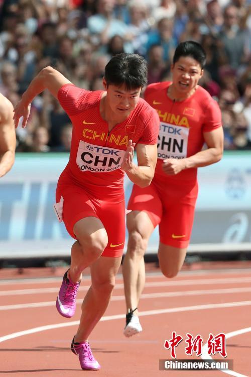 脱了内裤在阳台趴着被c动漫