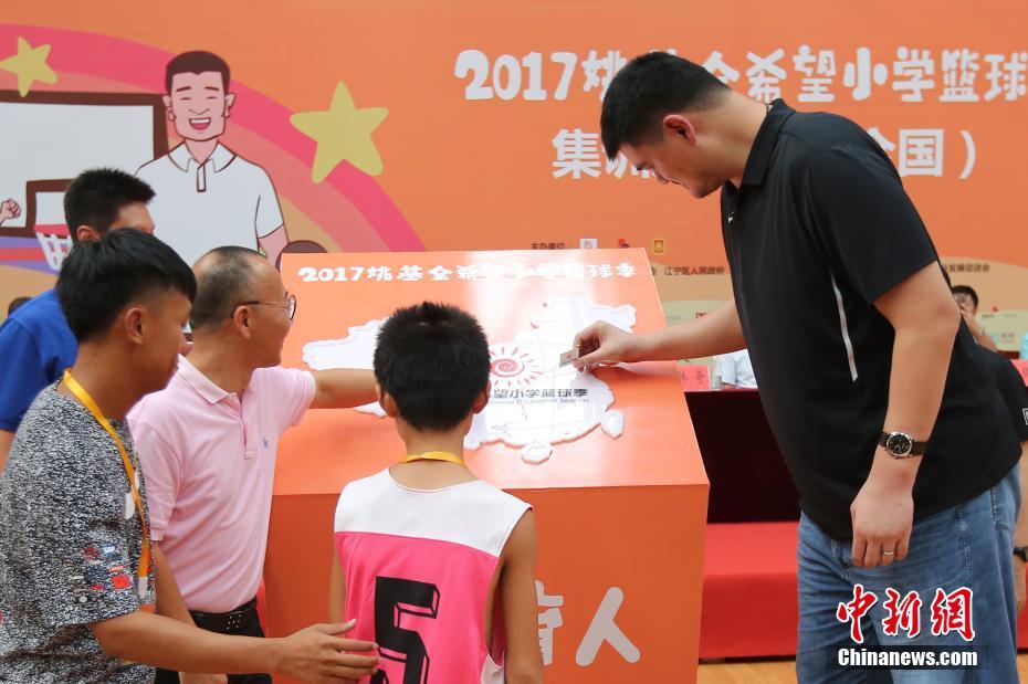 男男被粗大的 巴堵住嘴的漫画