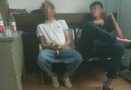 女人叉开腿让男人捅