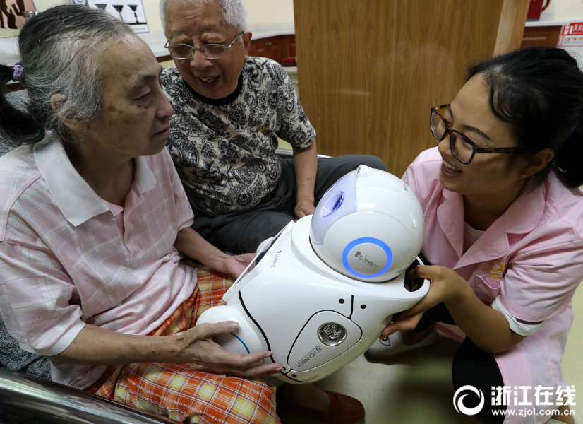 偷拍女厕所女人尿尿